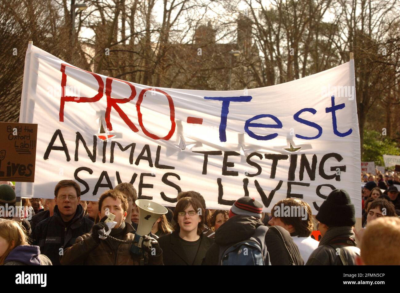 Des professionnels de l'expérimentation animale manifestent en faveur de la construction d'un nouveau laboratoire d'élevage à l'université d'Oxford. Oxford, Royaume-Uni. 25 févr. 2006 Banque D'Images