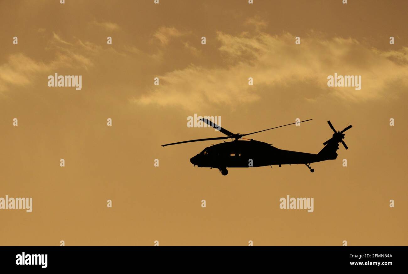 Un hélicoptère de l'armée de l'air israélienne survolant la mer Méditerranée le long de la côte israélienne. Banque D'Images