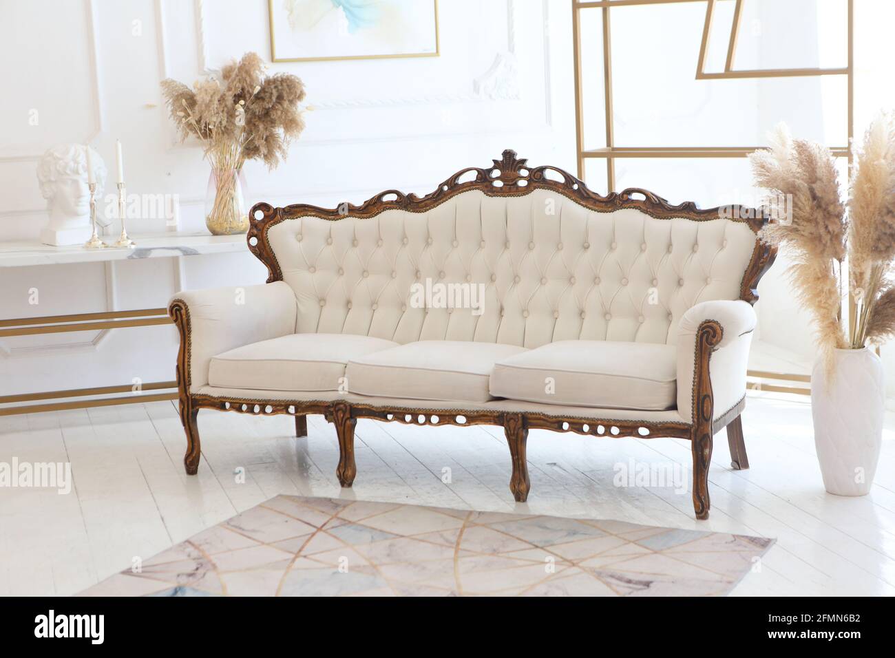 Magnifique canapé dans la chambre Photo Stock - Alamy