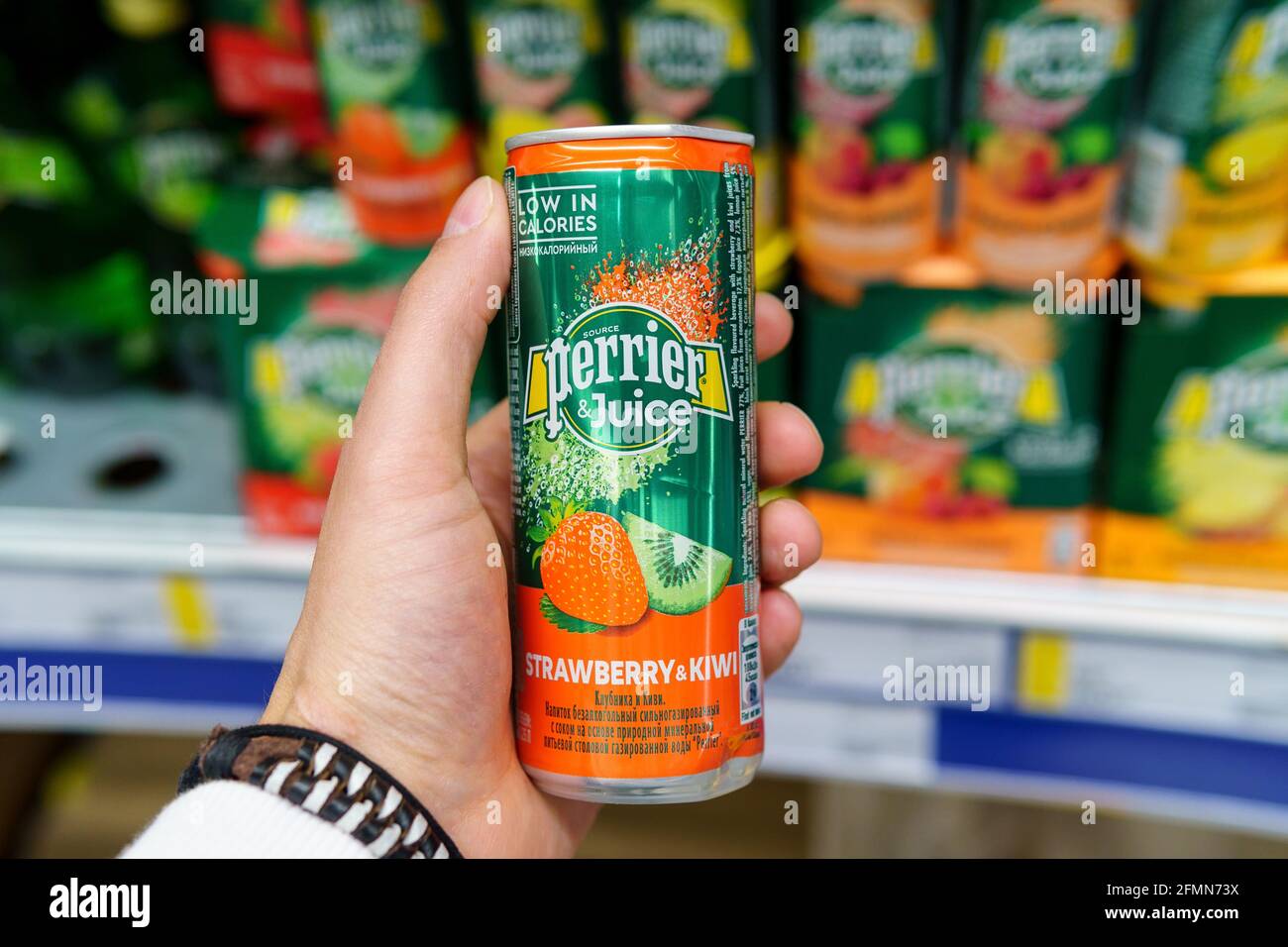 Tyumen, Russie-17 avril 2021: Jus de Perrier boissons gazeuses. Mise au point sélective de la boîte en aluminium Banque D'Images