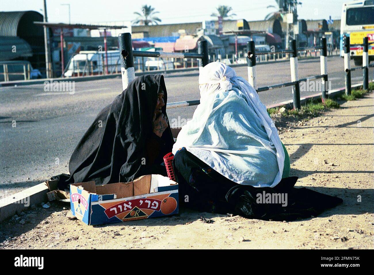 Désert de Negev 1994 - femmes bédouines sur un marché hebdomadaire à la périphérie de be'er Sheva, Israël. Banque D'Images