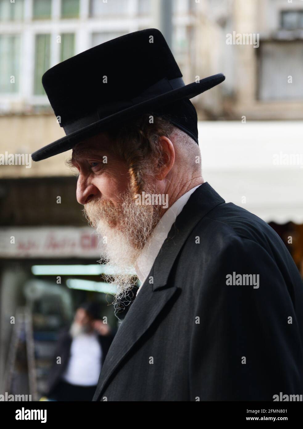 Un juif orthodoxe marchant dans la rue Jaffa à Jérusalem, Israël. Banque D'Images