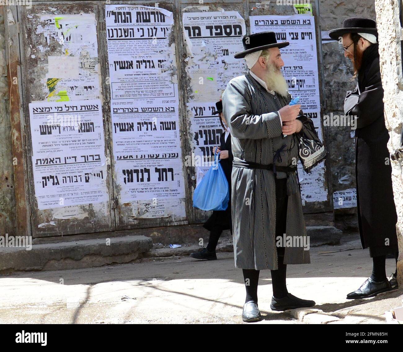 Hommes Hassidic socialisant dans le quartier de MEA Shearim à Jérusalem, Israël. Banque D'Images