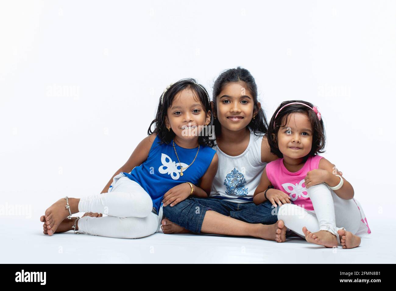 Enfants indiens, portrait de trois filles indiennes, isolé sur fond blanc. Banque D'Images