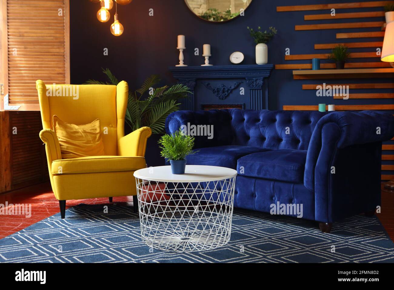 Séjour avec fauteuil jaune et canapé bleu Photo Stock - Alamy
