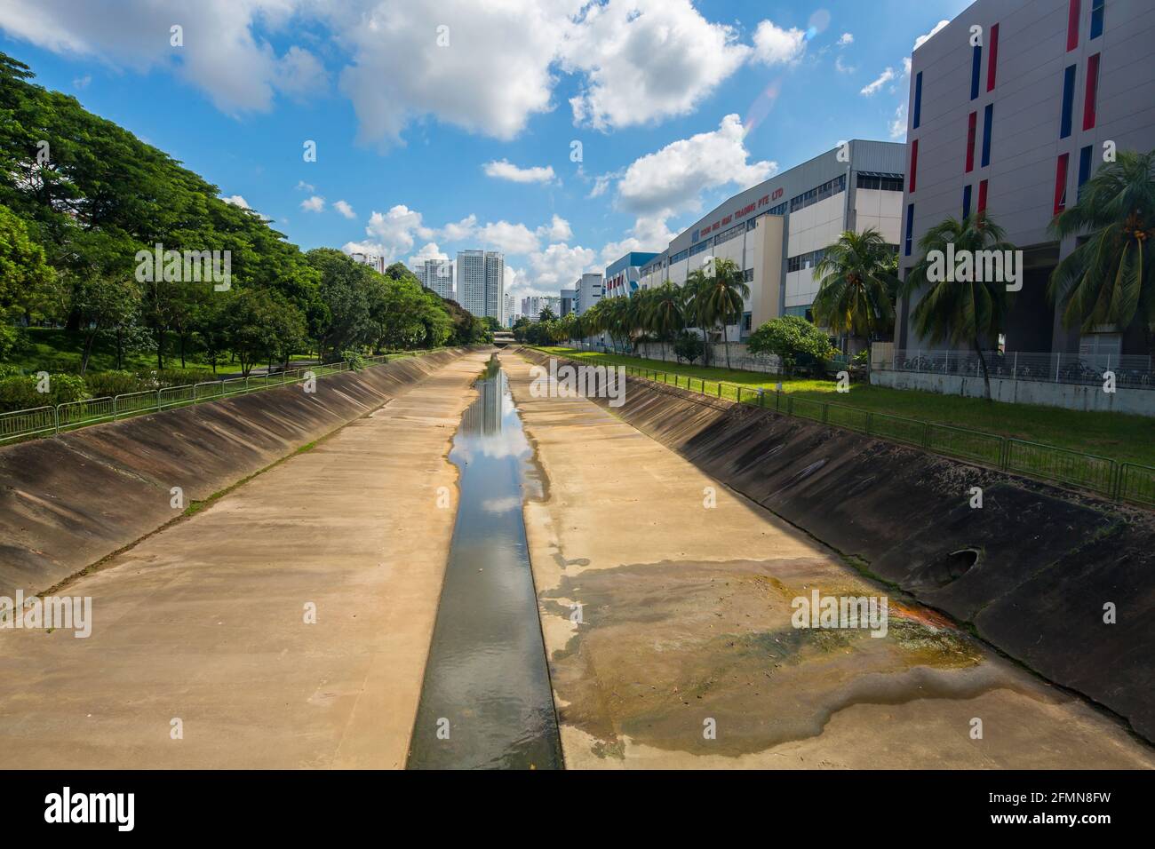 Système de conception de canal de drainage large qui canalise l'eau de pluie au réservoir le plus proche, amélioration de la protection contre les inondations par PUB, Singapour. Banque D'Images