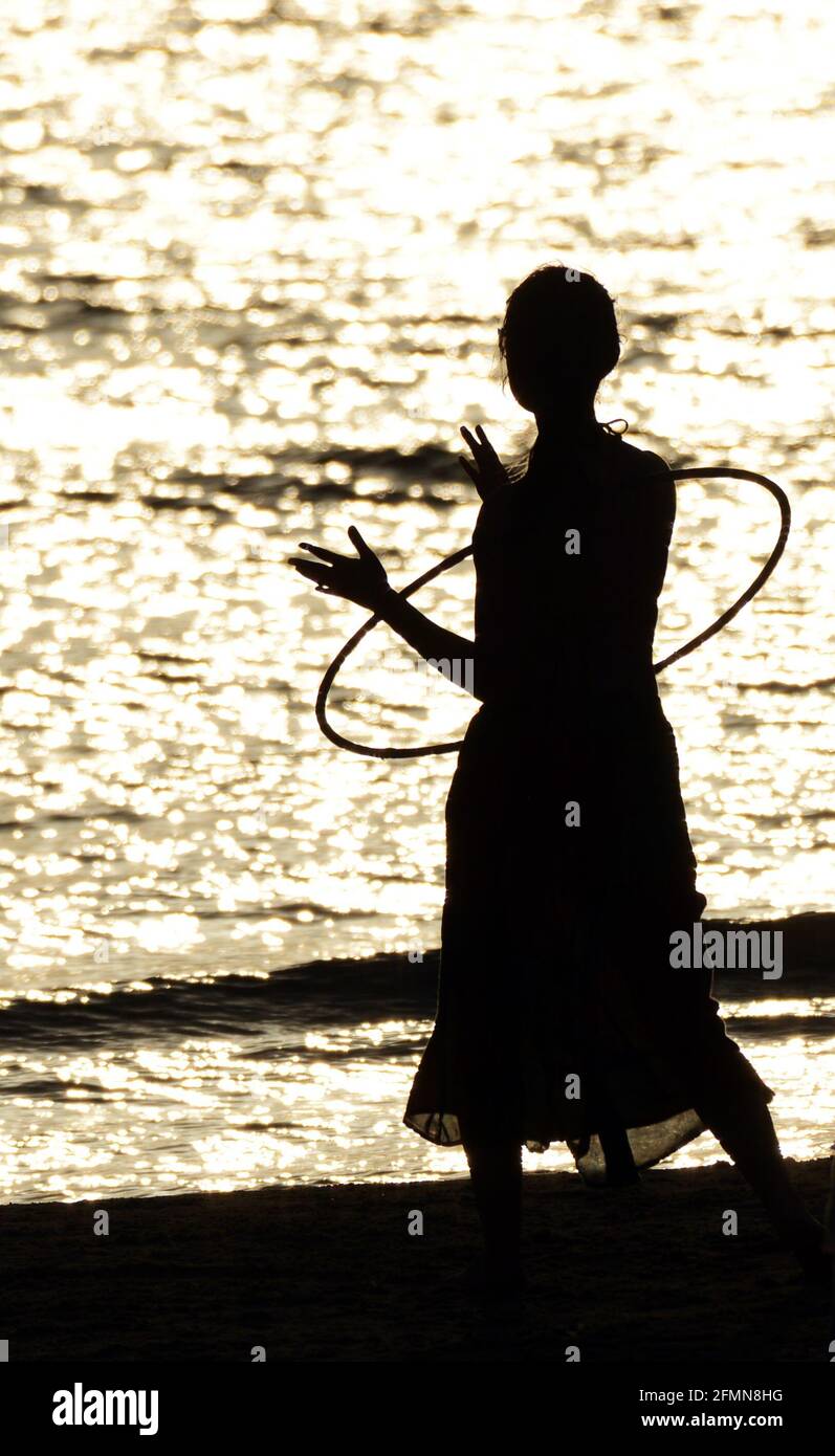 Une femme avec son hula hoop sur la plage de tel-Aviv, Israël. Banque D'Images