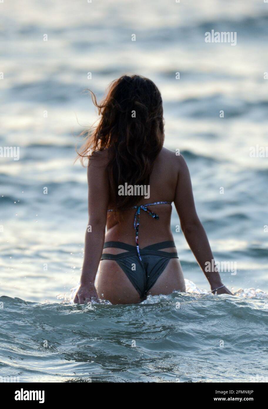 Une jeune femme qui profite de la mer à la plage de tel-Aviv, Israël. Banque D'Images