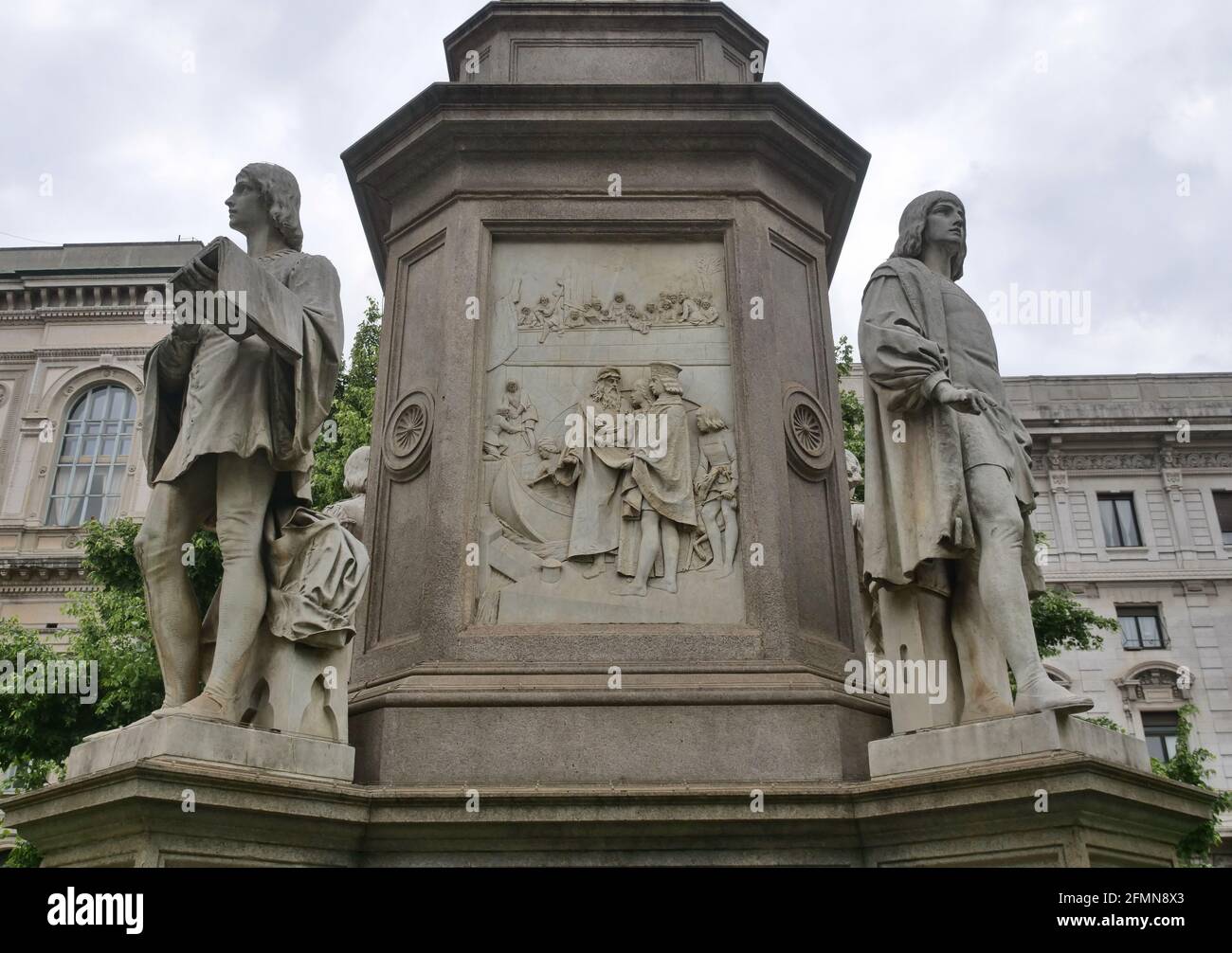 La sculpture de Léonard de Vinci dans la place Piazza della Scala, Milan. Banque D'Images