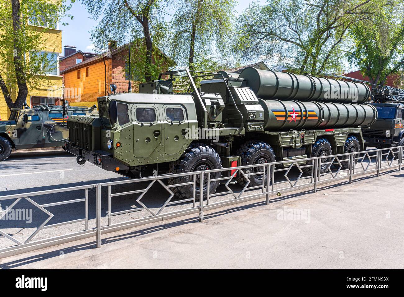 Samara, Russie - 6 mai 2021 : système de missiles antiaériens russe (SAM) S-400 Triumph sur la rue de la ville Banque D'Images