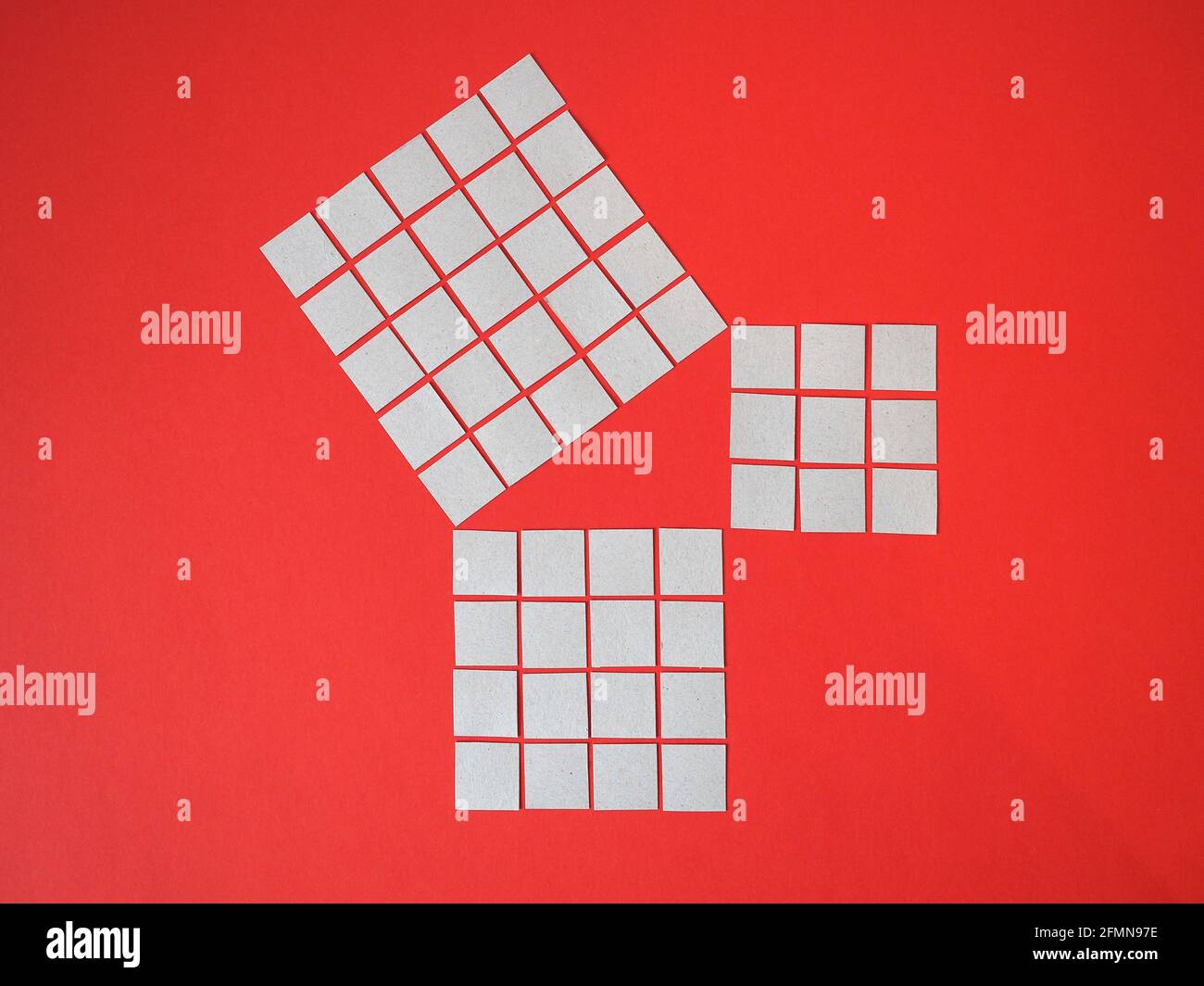 Démonstration géométrique du théorème pythagore avec des carrés en carton Banque D'Images