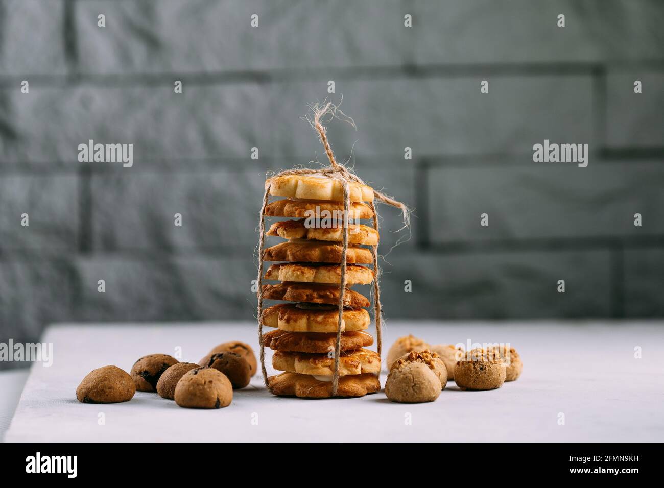 Les petits gâteaux frais empilent la tour attachée avec une corde Banque D'Images