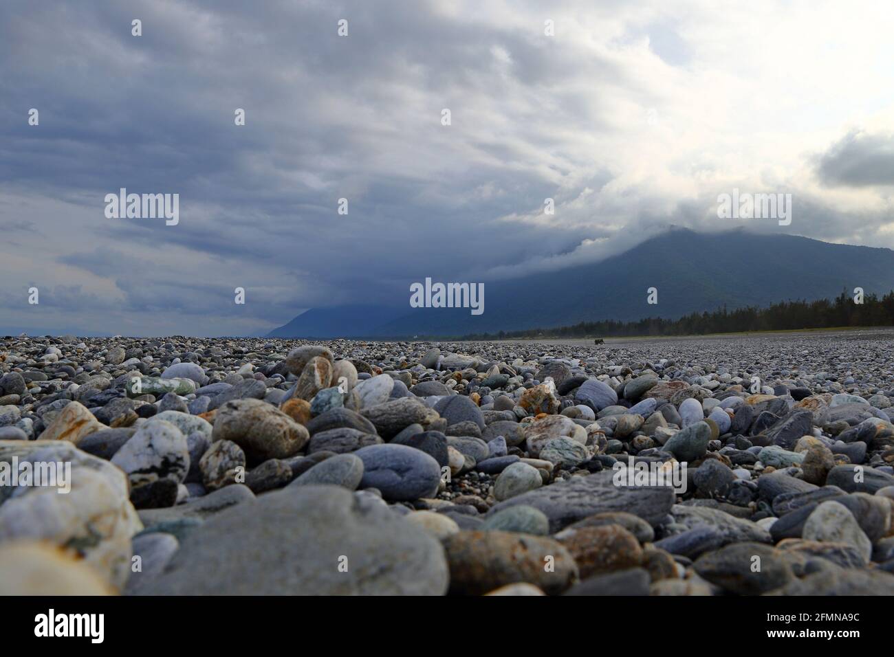 Magnifique vue panoramique de l'océan avec une plage couverte de pierre à la plage de Manbo, Hualien Taiwan Banque D'Images