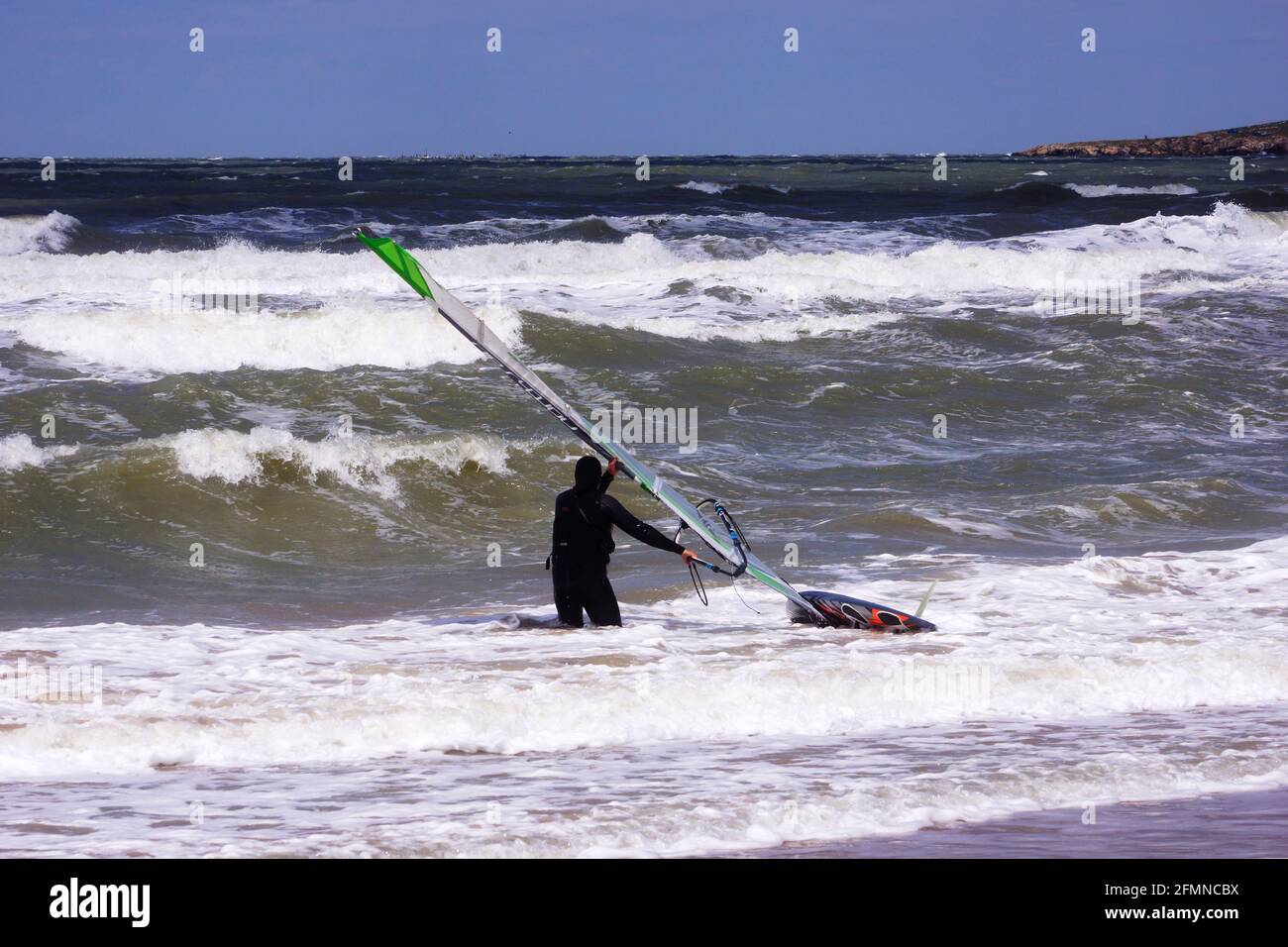 Côte de la mer d'Azov, réserve naturelle de Kazantip, ville de Shchelkino, haute vague en mer, kitesurf, planche à voile. République de Crimée Banque D'Images