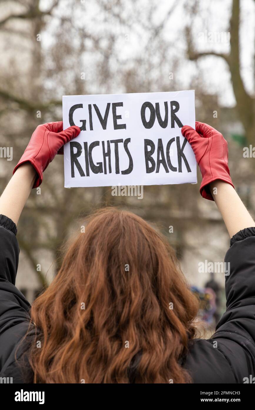 Manifestant avec un écriteau lors de la marche de 97% contre la violence faite aux femmes et aux femmes marginalisées, Londres, 3 avril 2021 Banque D'Images
