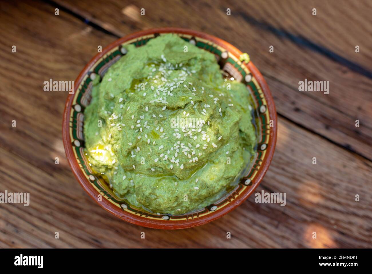 Pâtes à base de sauce aux épinards verts avec basilic, ail, citron, graines de tournesol, huile d'olive et graines de sésame. Encas ou hors-d'œuvre bio. FL Banque D'Images