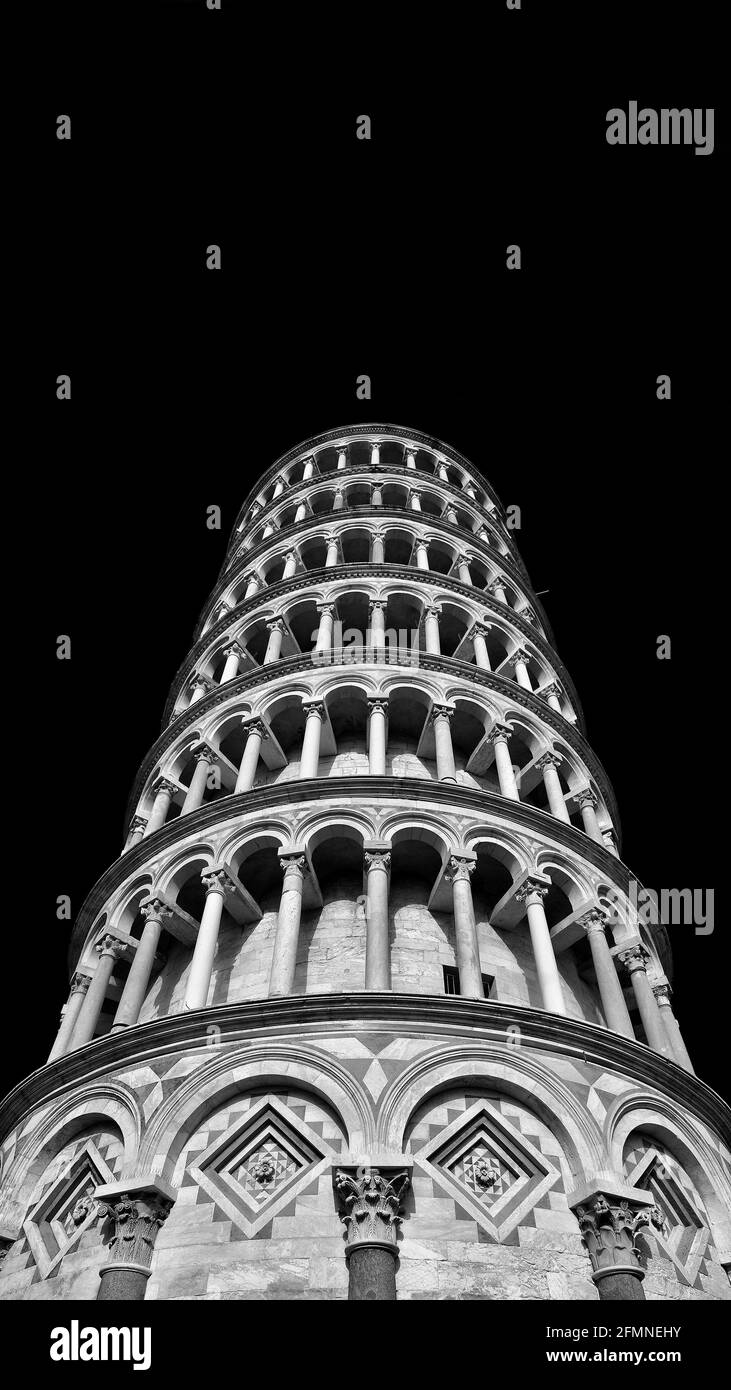 La célèbre Tour penchée de Pise vue d'en dessous (Noir et blanc avec espace de copie au-dessus) Banque D'Images
