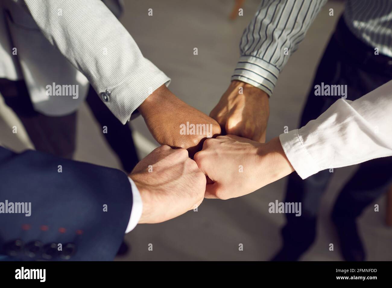 Des gens interraciaux divers se joignent à des mains qui se rassemblent sans heurt Banque D'Images