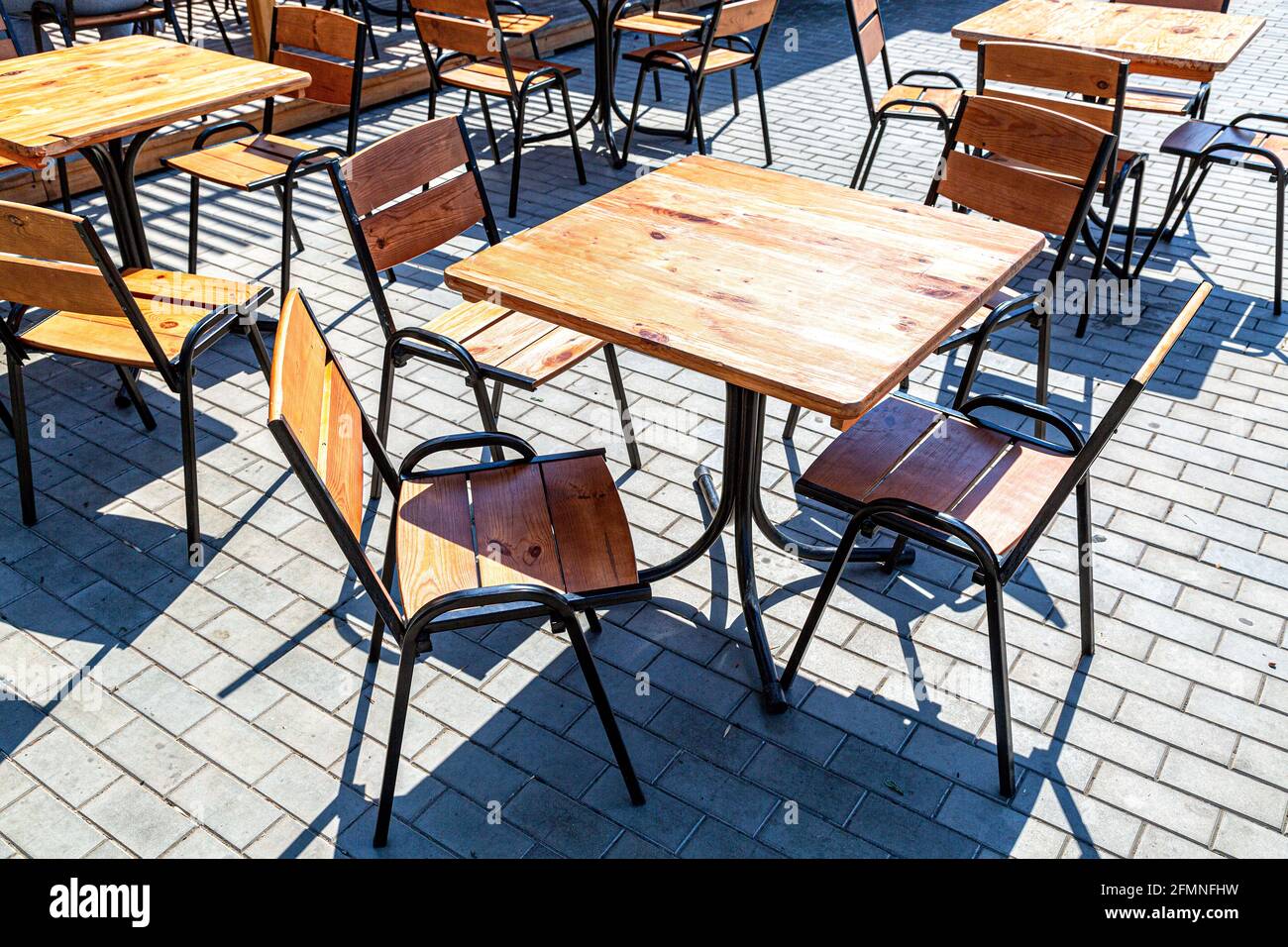 Tables et chaises de la rue traditionnelle d'été café dans le soleil jour Banque D'Images