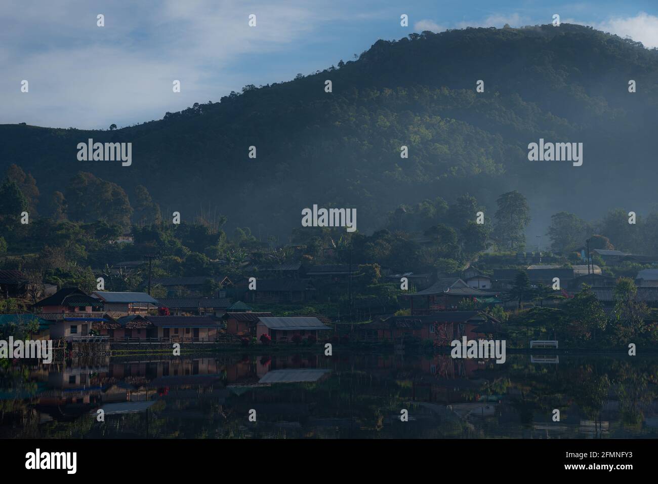 Village chinois dans la vallée Banque D'Images