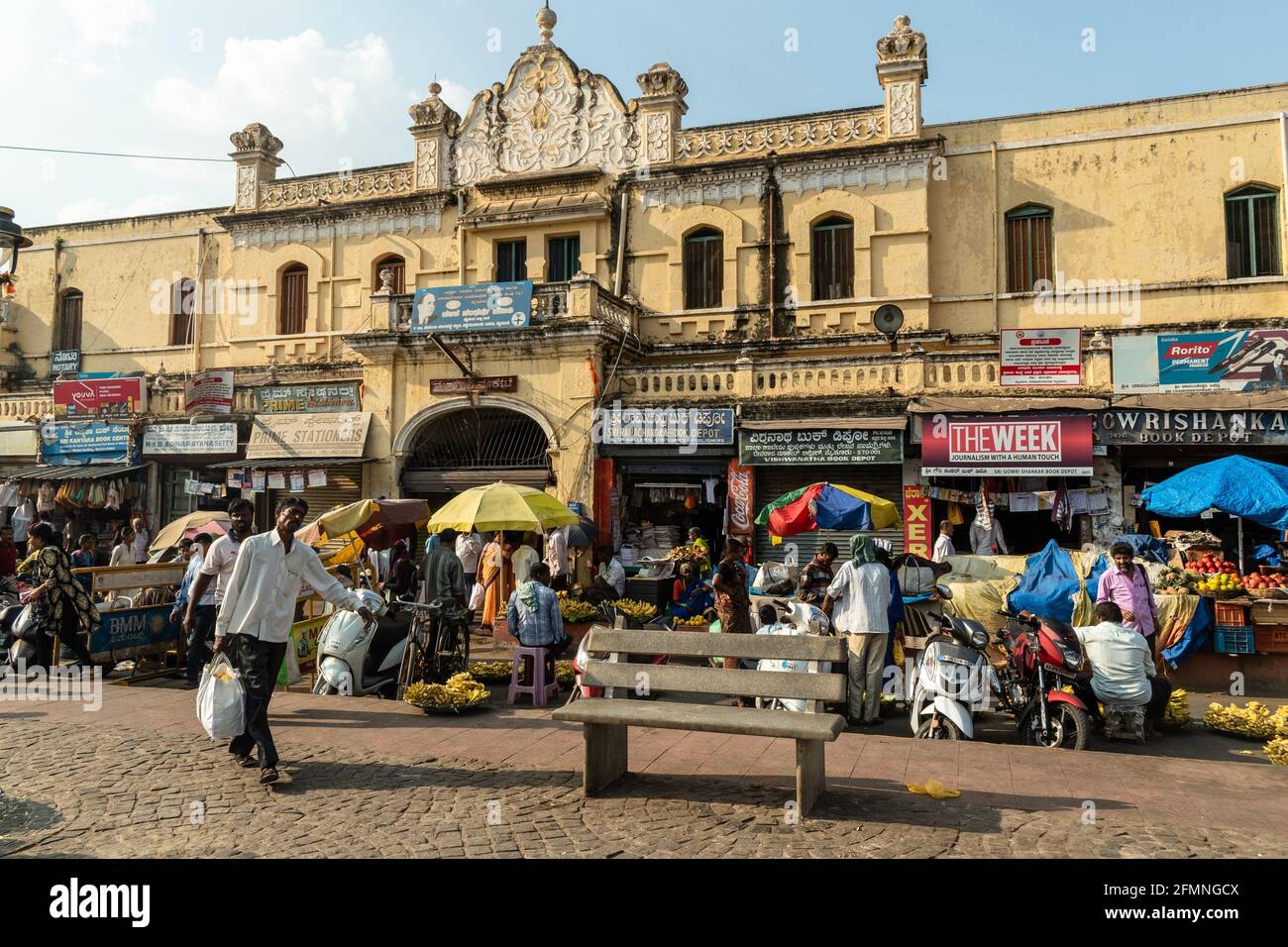 Mysore, Karnataka, Inde - janvier 2019 : la façade extérieure de l'ancien marché de Devaraja dans la ville de Mysuru. Banque D'Images