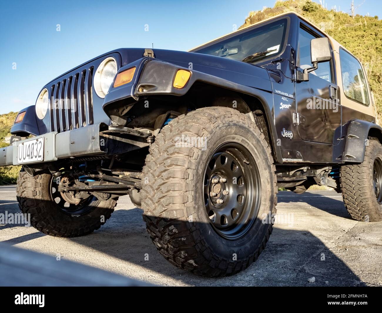 AUCKLAND, NOUVELLE-ZÉLANDE - 29 avril 2021 : vue de Jeep Wrangler Sport  avec pneus de grande taille Photo Stock - Alamy