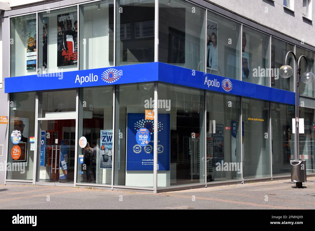 Cologne, Allemagne. 09e mai 2021. Une filiale d'Apollo-Optik, une société d'optique opérant à l'échelle internationale, avec des représentants dans environ 40 pays. La société se concentre sur la vente de lunettes et de lentilles de contact. Credit: Horst Galuschka/dpa/Alay Live News Banque D'Images