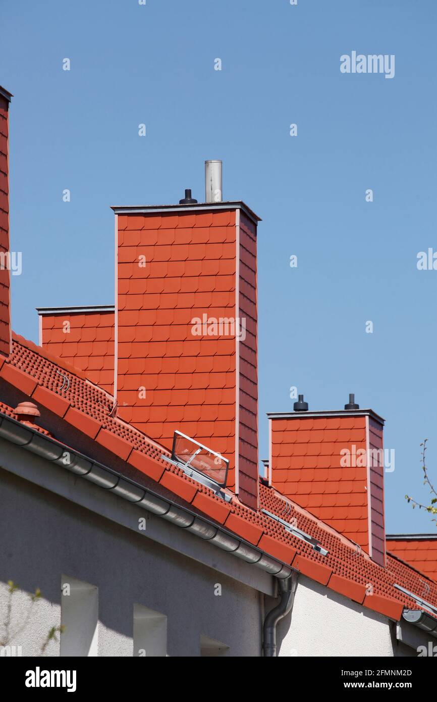 Rote Schornsteine, Dach, Rote Ziegelsteine, Modernes Wohngebäude, Deutschland, Europe Banque D'Images