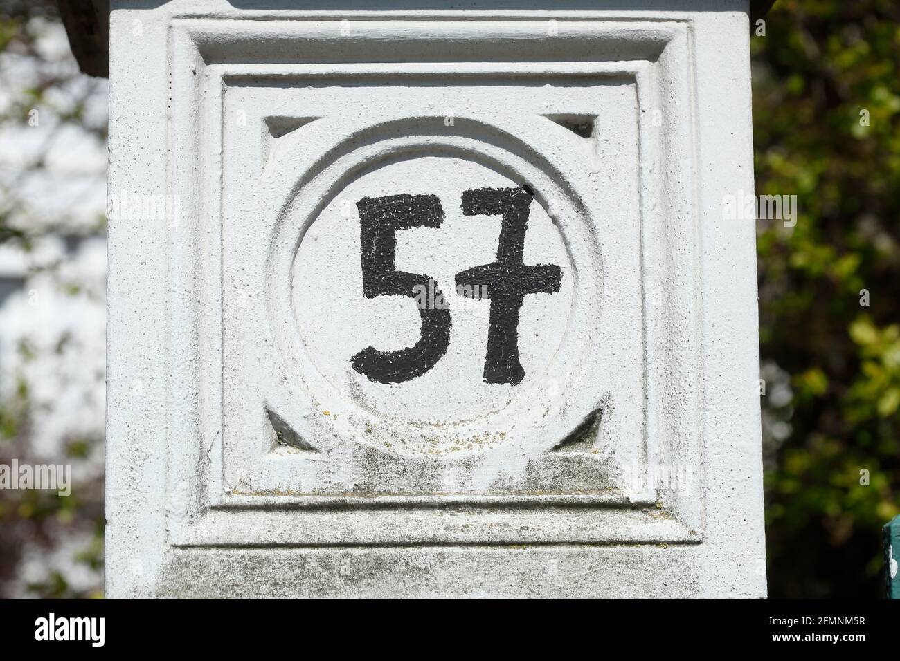 Schwarzes Hausnummernschild Nr. 57 auf weissem Untergrund, Deutschland, Europa Banque D'Images