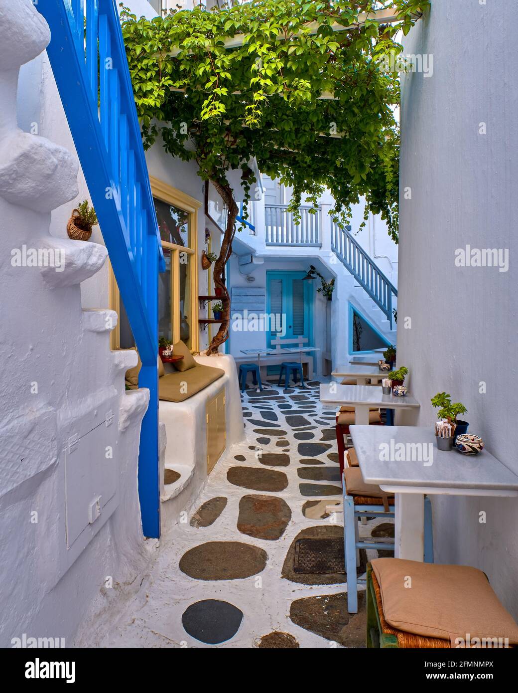 Belles Ruelles Rues pavées traditionnelles et étroites, belles ruelles de villes ...