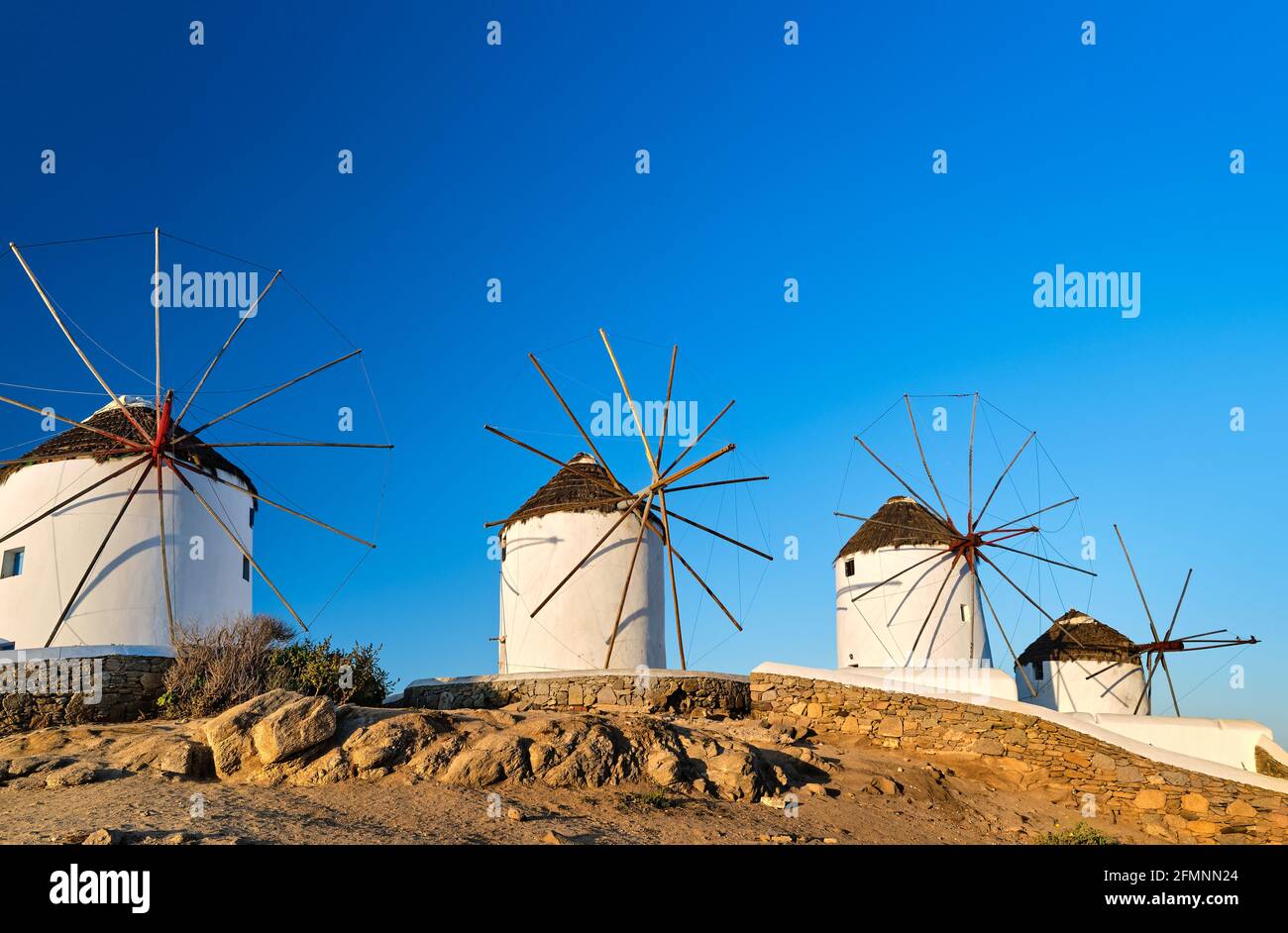 Célèbre attraction touristique de Mykonos, Cyclades, Grèce. Quatre moulins à vent blanchis à la chaux traditionnels au bord de l'eau. Été, destination de voyage, vue emblématique. Banque D'Images