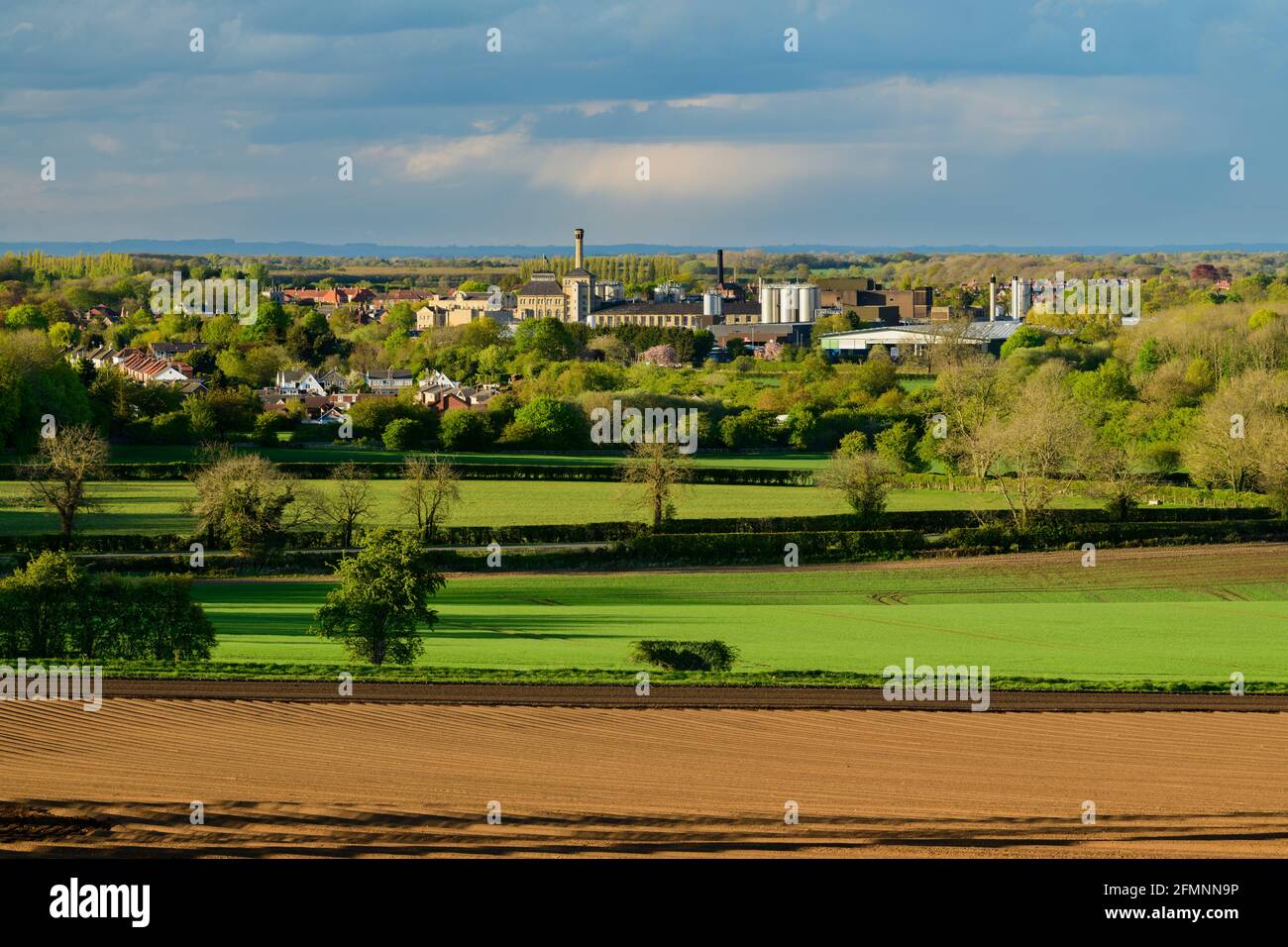 Vue pittoresque sur les terres agricoles et la ville de Tadcaster (bâtiments de brasserie, maisons) - Vale of York, North Yorkshire, Angleterre, Royaume-Uni. Banque D'Images