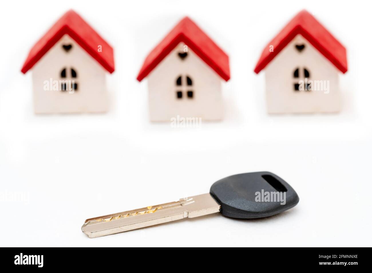 Clé avec toit rouge flou maisons isolées sur fond blanc Banque D'Images