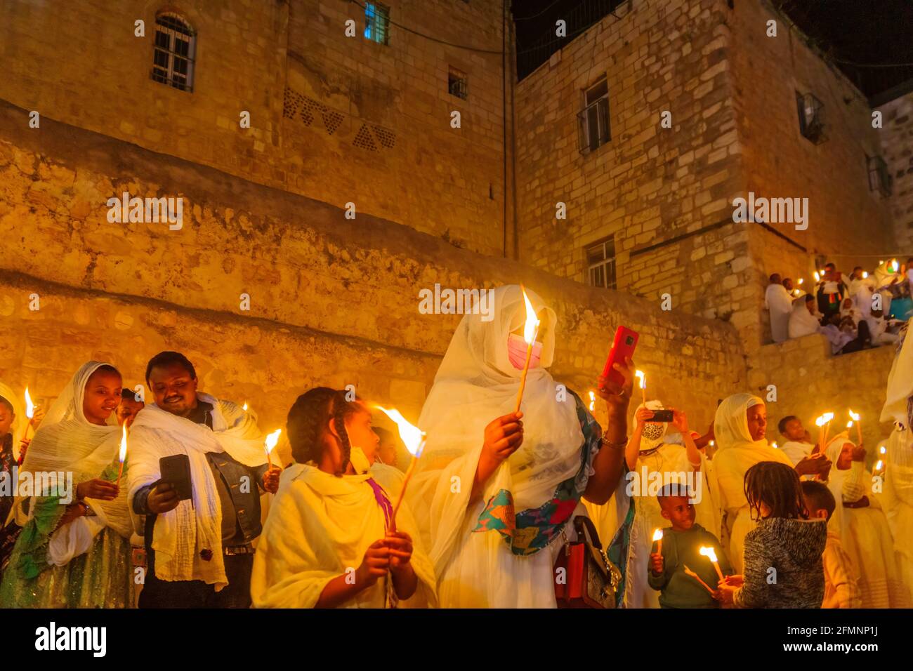 Jérusalem, Israël - 01 mai 2021 : Vigile Pascal (samedi Saint de Pâques) célébration du feu de l'église orthodoxe éthiopienne Tewahedo, dans la cour de Banque D'Images