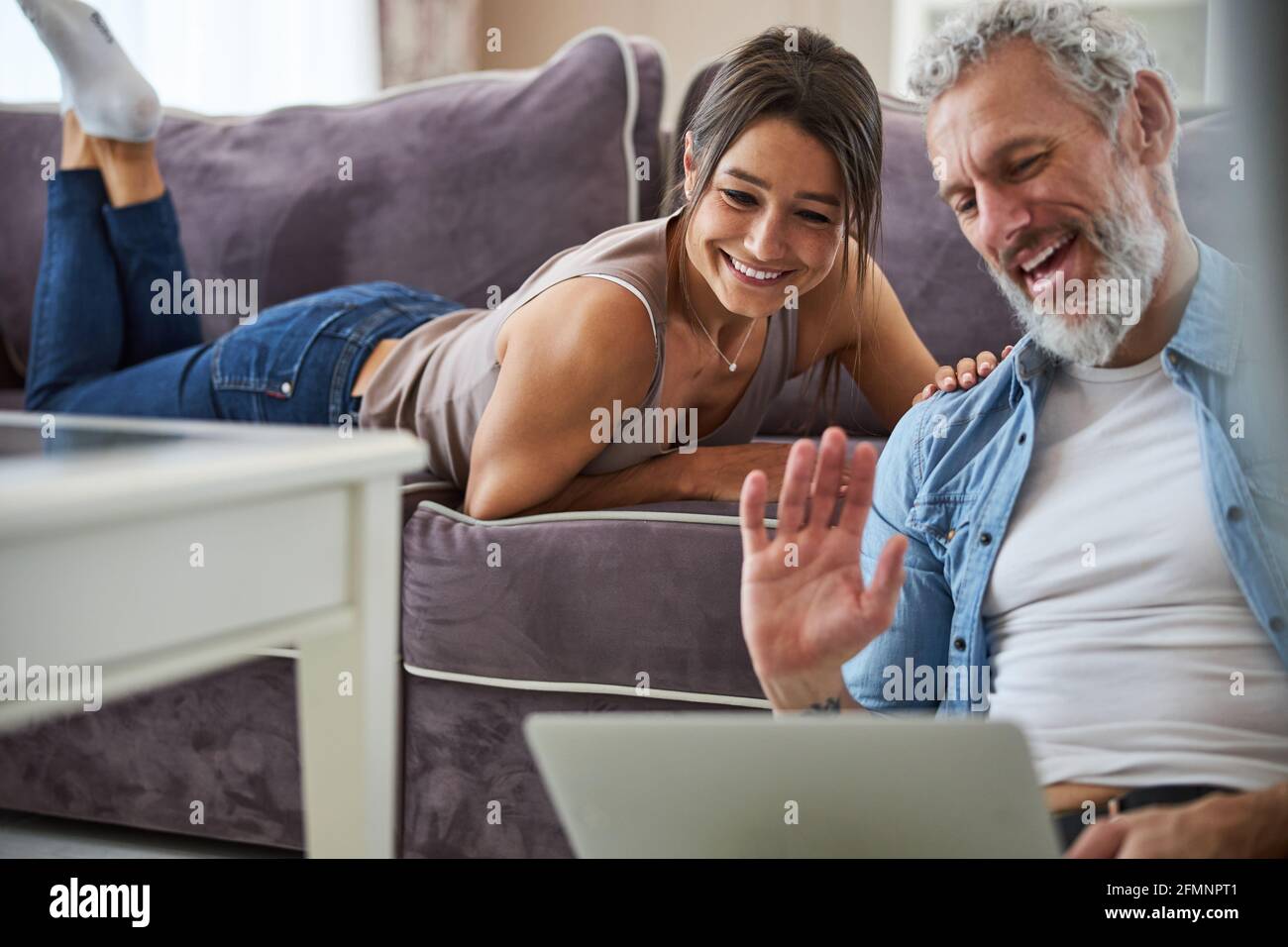 Homme mûr et joyeux ayant un appel vidéo Banque D'Images
