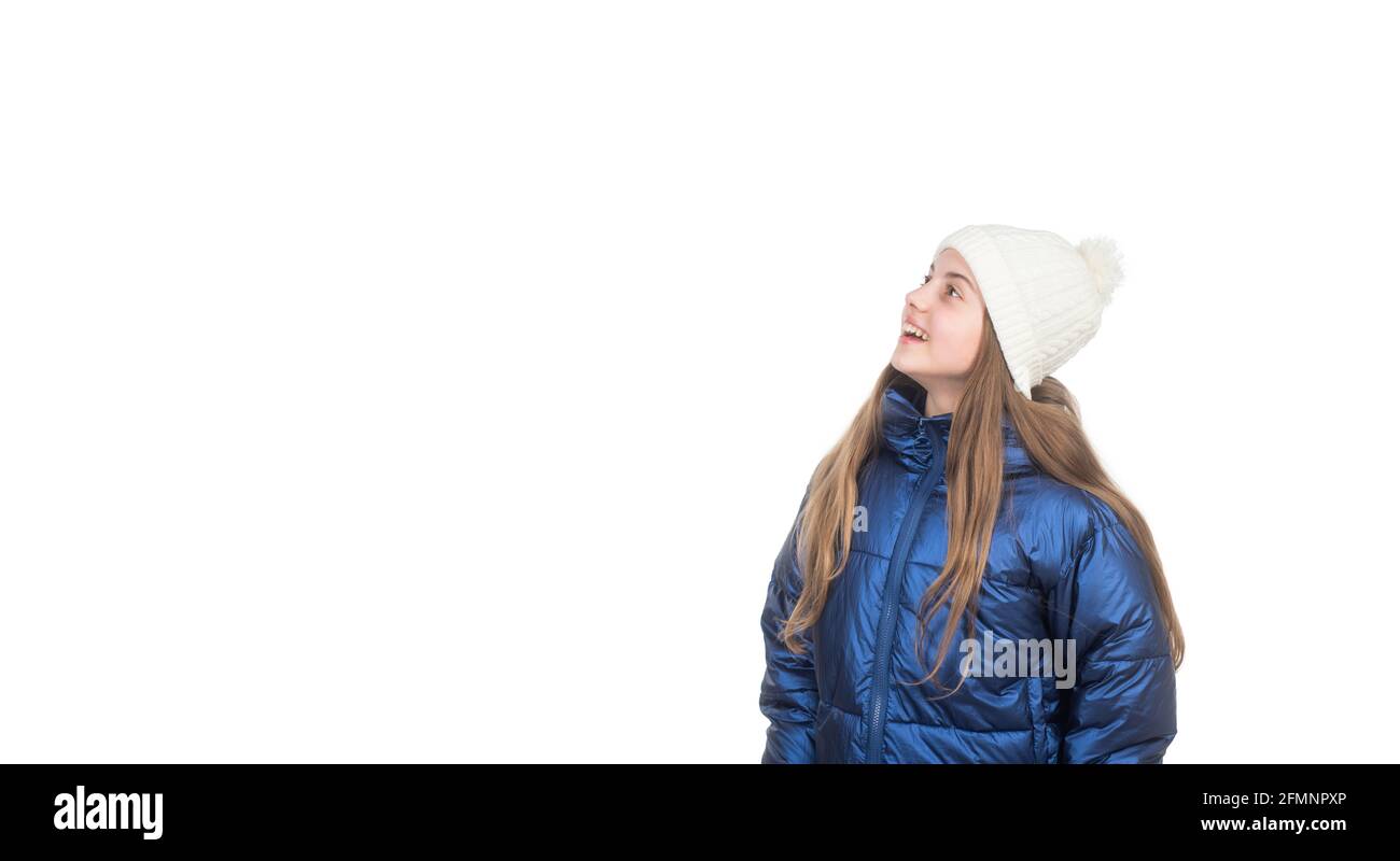 bonheur d'enfance. petit enfant porter un manteau matelassé isolé sur blanc. enfant dans une veste bouffante regardant vers le haut Banque D'Images