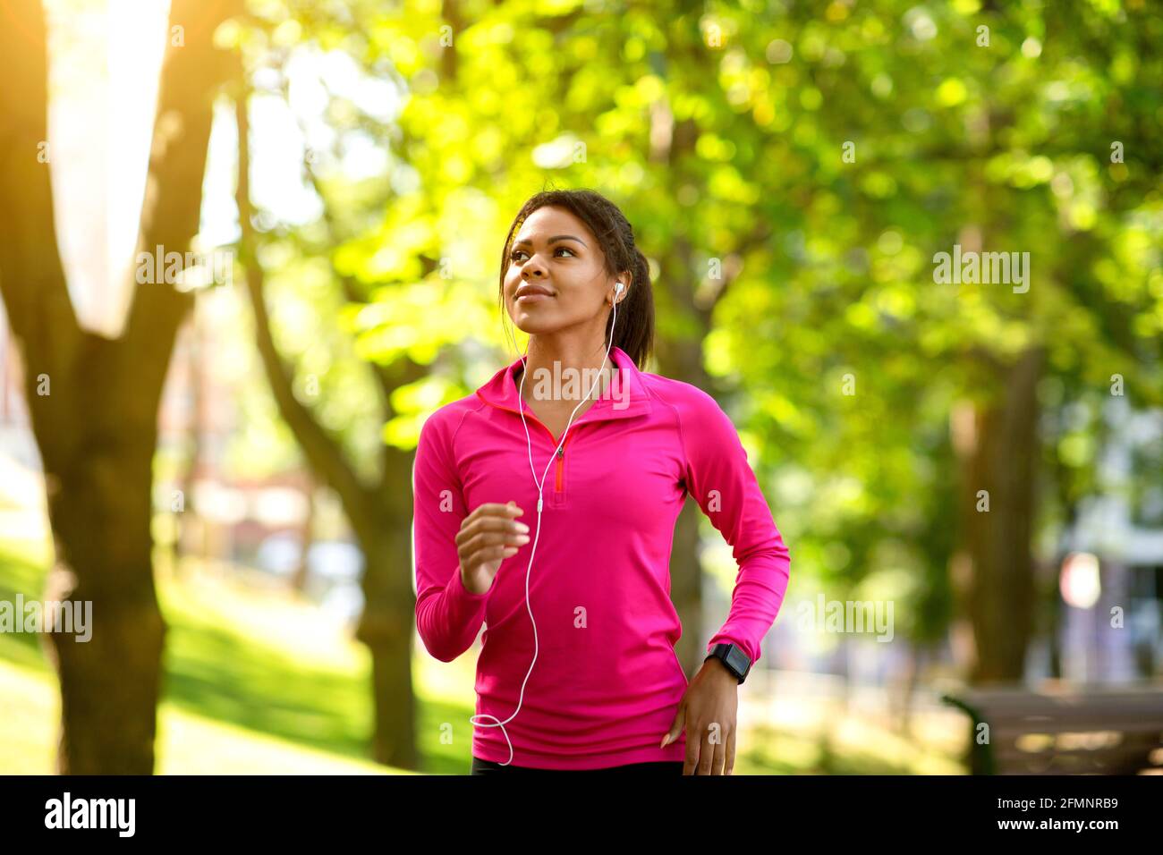 Entraînement de jogging de femme africaine au parc public Banque D'Images