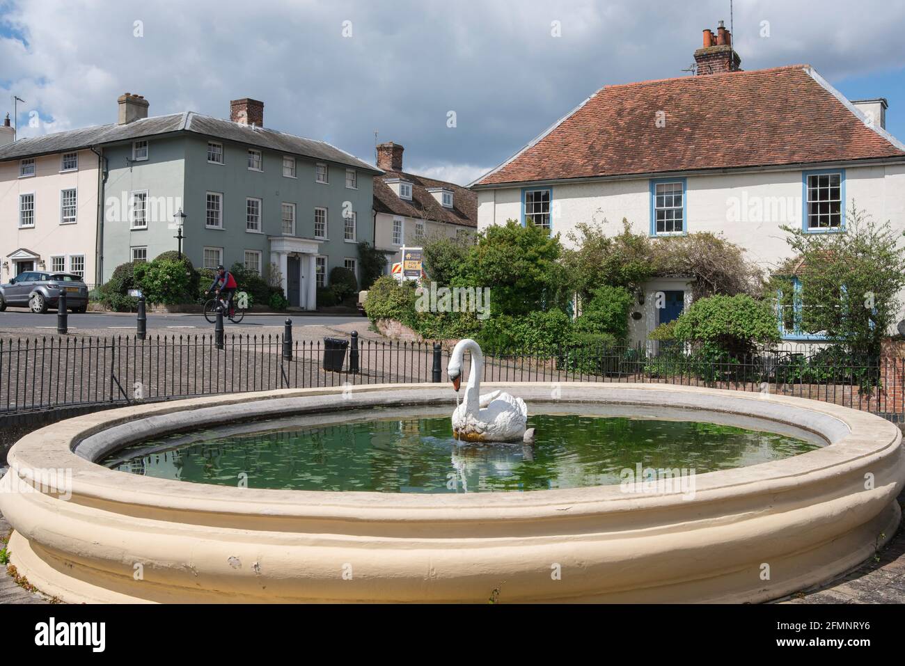 Mistley Essex, vue sur la fontaine des cygnes située dans la High Street du village historique de Mistley, Essex, Angleterre, Royaume-Uni. Banque D'Images