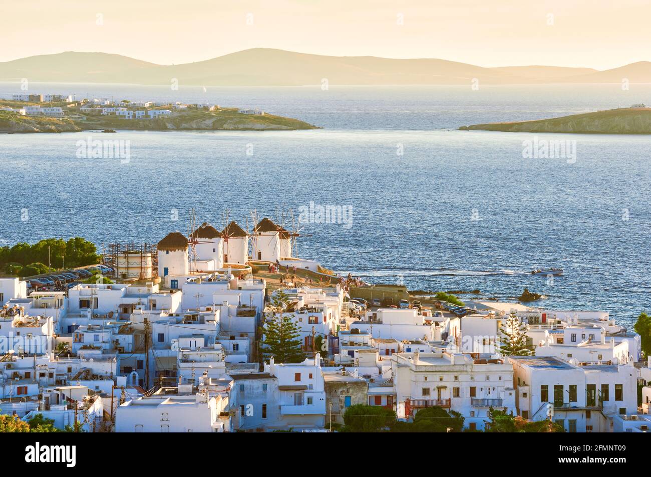 Belle vue sur Mykonos, Grèce, célèbres moulins à vent blancs traditionnels sur une colline. Maison blanchie à la chaux, soleil bas, été, destination méditerranéenne emblématique Banque D'Images