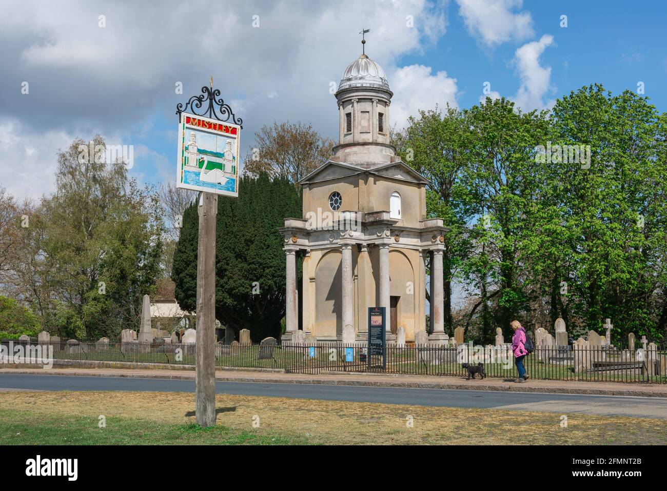 Mistley Essex, vue sur le village Mistley signe situé sur le vert avec l'une des deux Robert Adam conçu tours datant de 1776 visible, Essex, Royaume-Uni Banque D'Images