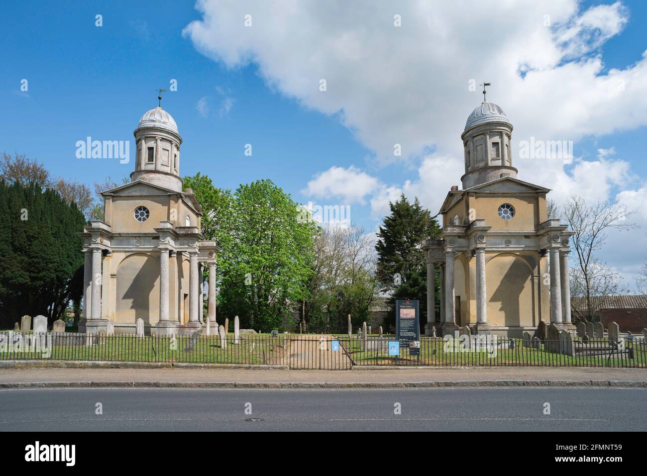 Tours Mistley, vue sur les deux tours conçues par Robert Adam datant de 1776, autrefois partie d'une grande église, Mistley, Essex, Angleterre, Royaume-Uni Banque D'Images