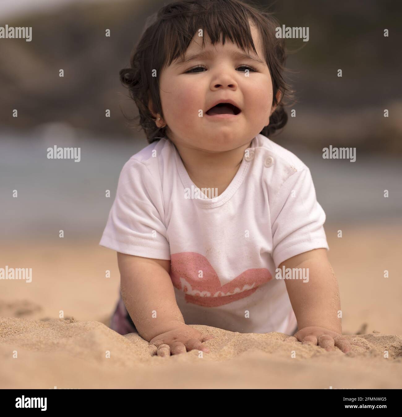 Joli Bebe Espagnol Sur Une Plage De Sable Photo Stock Alamy
