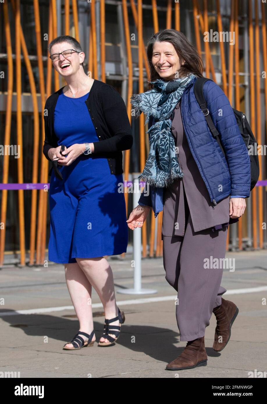 Maggie Chapman (à gauche) et Ariane Burgess, nouvellement élus par le Parti Vert écossais, arrivent pour inscription au Parlement écossais à Holyrood, Édimbourg. Date de la photo: Mardi 11 mai 2021. Banque D'Images