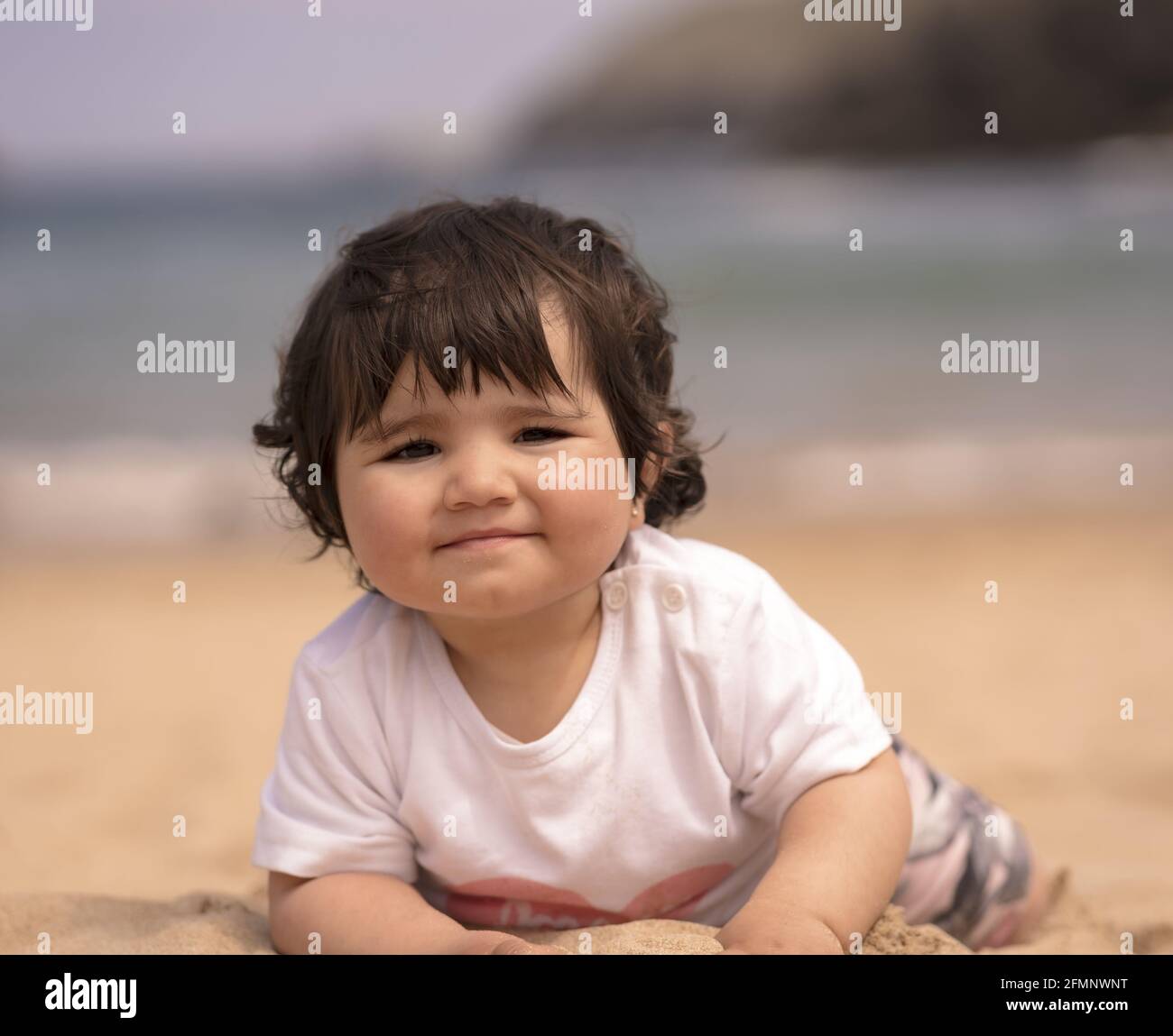 Joli Bebe Espagnol Sur Une Plage De Sable Photo Stock Alamy