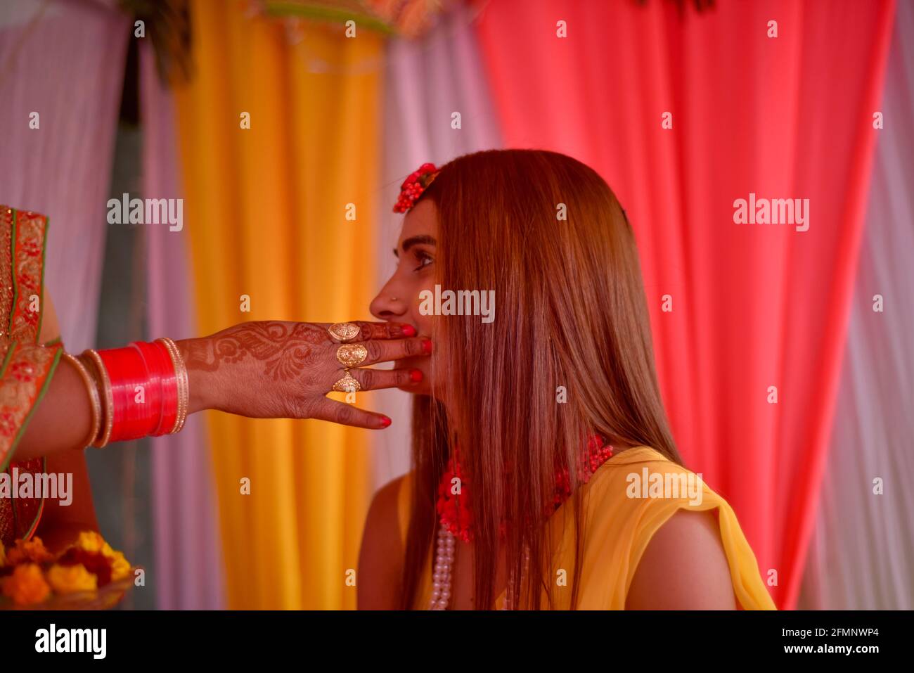 portrait de la belle mariée indienne avec de la pâte de haldi turmérique sur son visage. Banque D'Images