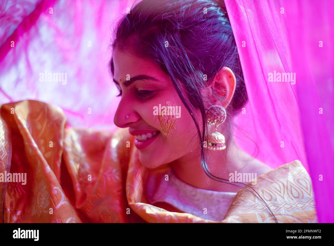 portrait de la belle mariée indienne avec de la pâte de haldi turmérique sur son visage. Banque D'Images