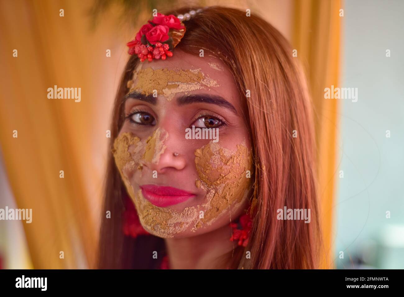 portrait de la belle mariée indienne avec de la pâte de haldi turmérique sur son visage. Banque D'Images