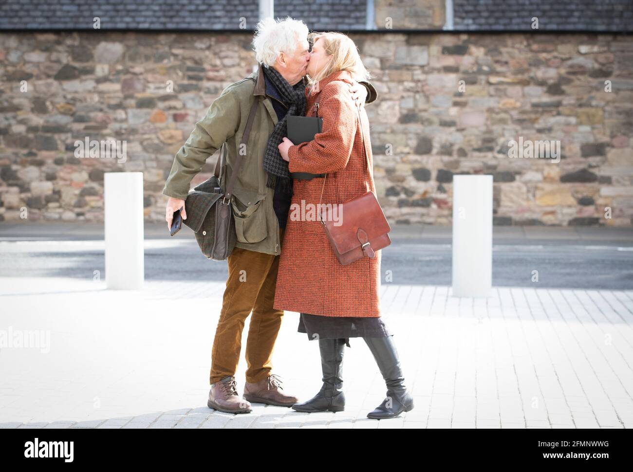 Jenni Minto (à droite), nouvellement élue au Parti national écossais (SNP),  reçoit un baiser de bonne chance de la part de son mari les Wilson  lorsqu'elle arrive pour s'inscrire au Parlement écossais