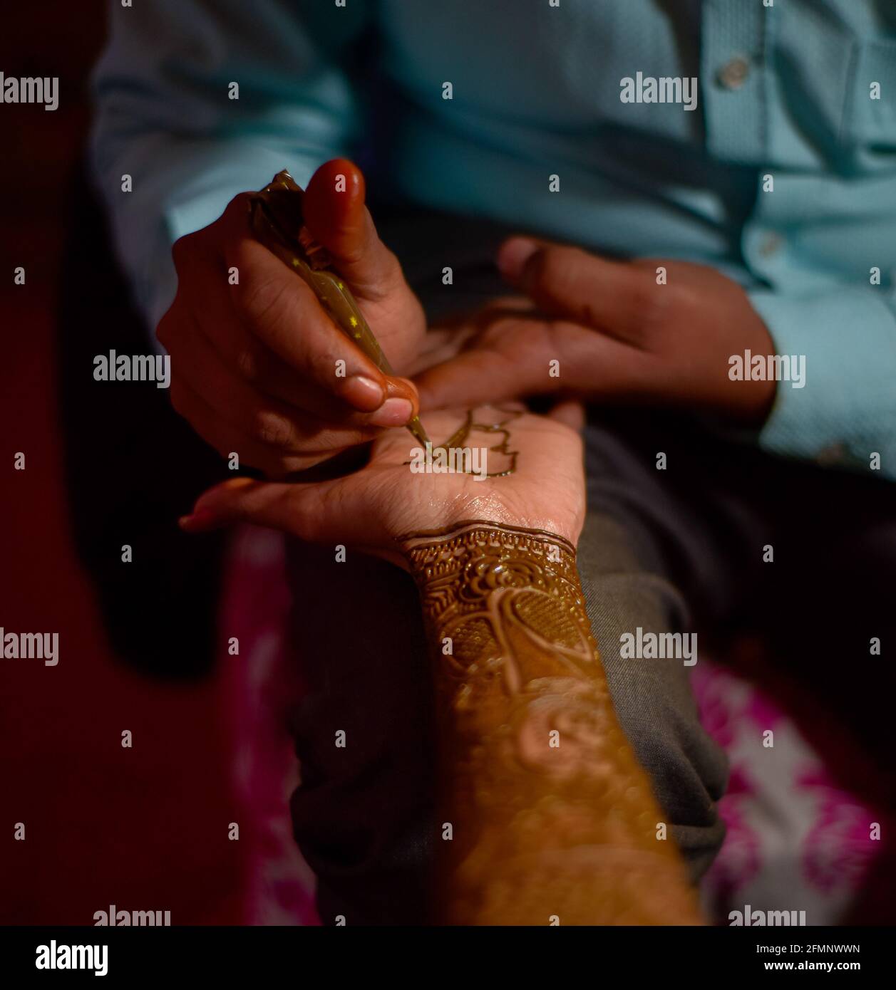 gros plan des mains de la superbe mariée indienne, appliquant hinna sur son mariage. Banque D'Images