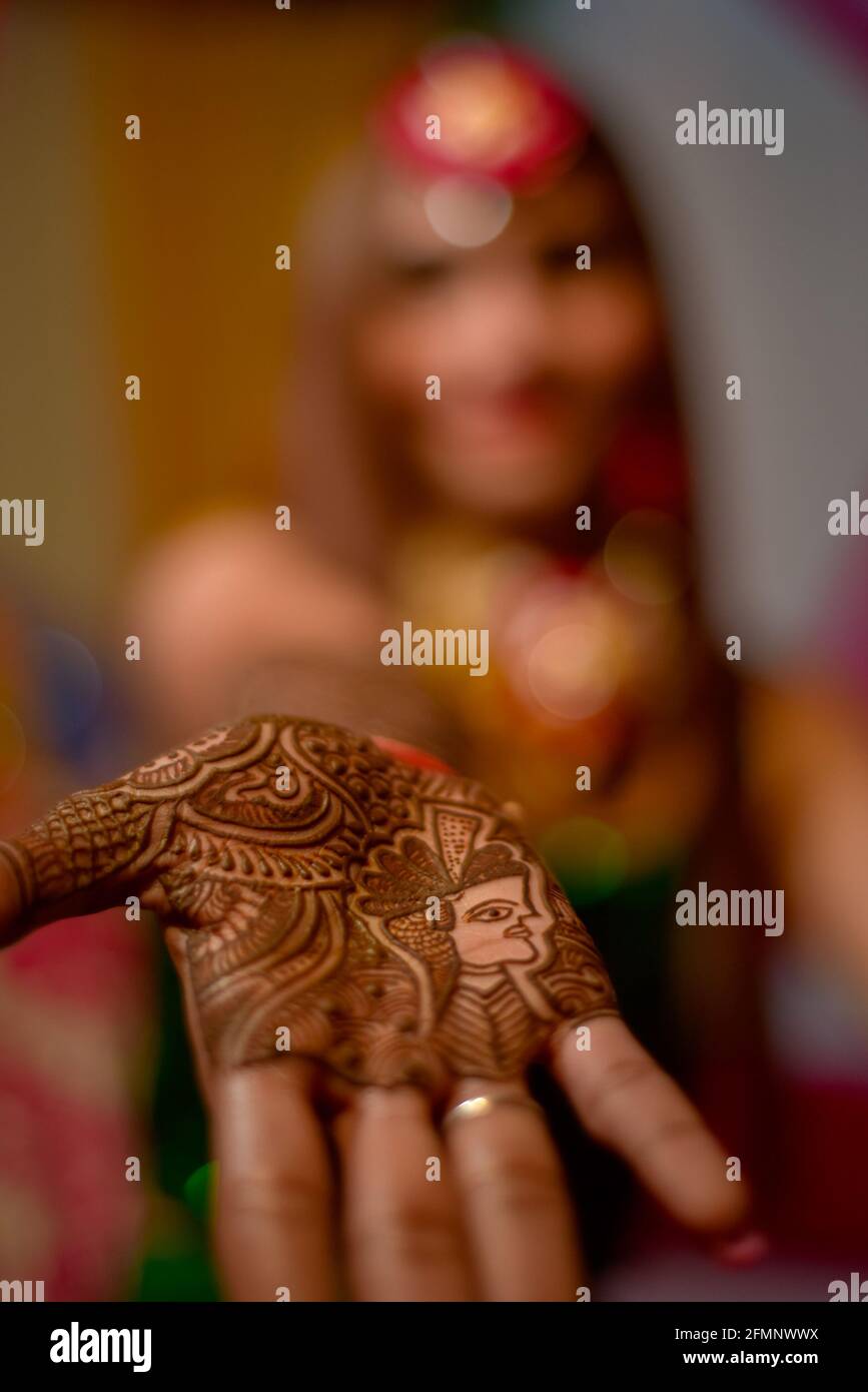 gros plan des mains de la superbe mariée indienne, appliquant hinna sur son mariage. Banque D'Images